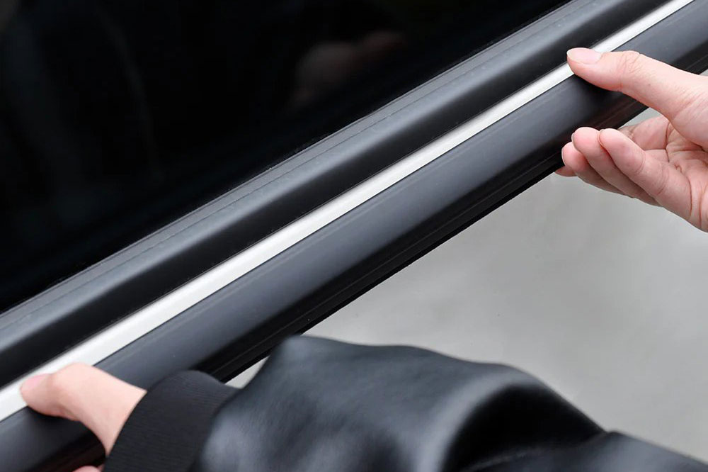 install car window trim moulding